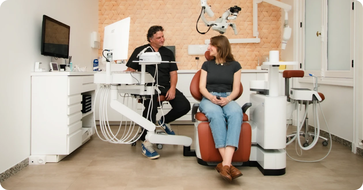 Échange entre le praticien et une patiente dans la salle de soins