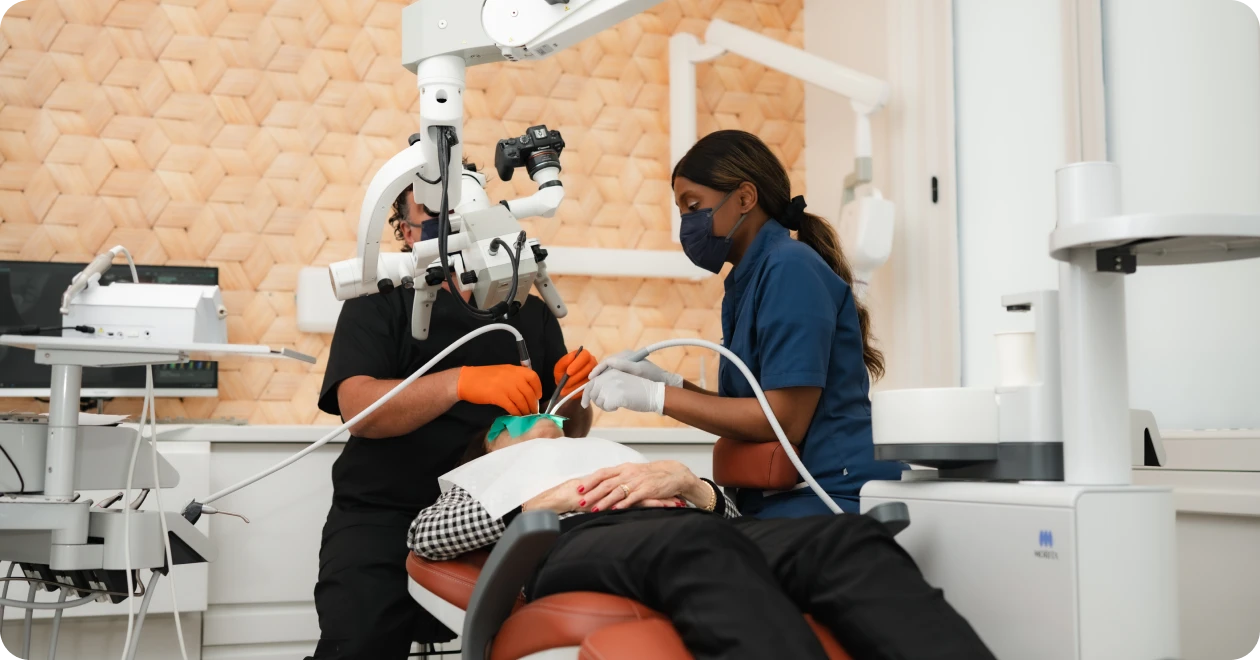 Traitement endodontique réalisé à quatre mains sous microscope opératoire
