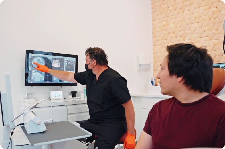 Consultation avec analyse de radiographie dentaire par le Dr Boublil à Paris 16