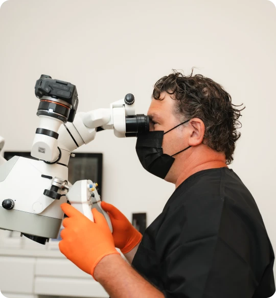 Le Dr Boublil au microscope opératoire, pour la prise en charge des patients adressés par leurs praticiens