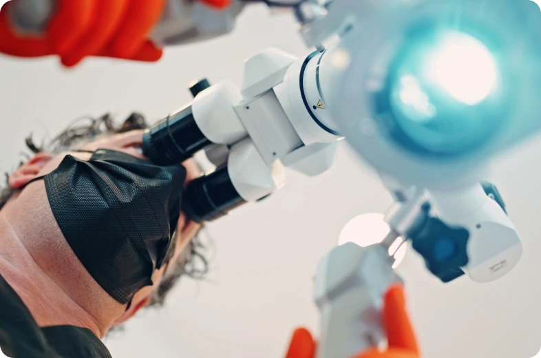 Gros plan sur le microscope opératoire utilisé pour un traitement de canal