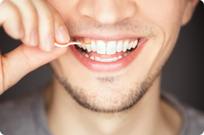 Utilisation d'une brossette interdentaire pour une hygiène bucco-dentaire rigoureuse après un retraitement