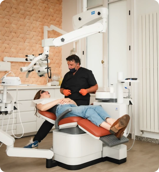 Salle de soin équipée d'un microscope opératoire au cabinet du Dr Boublil