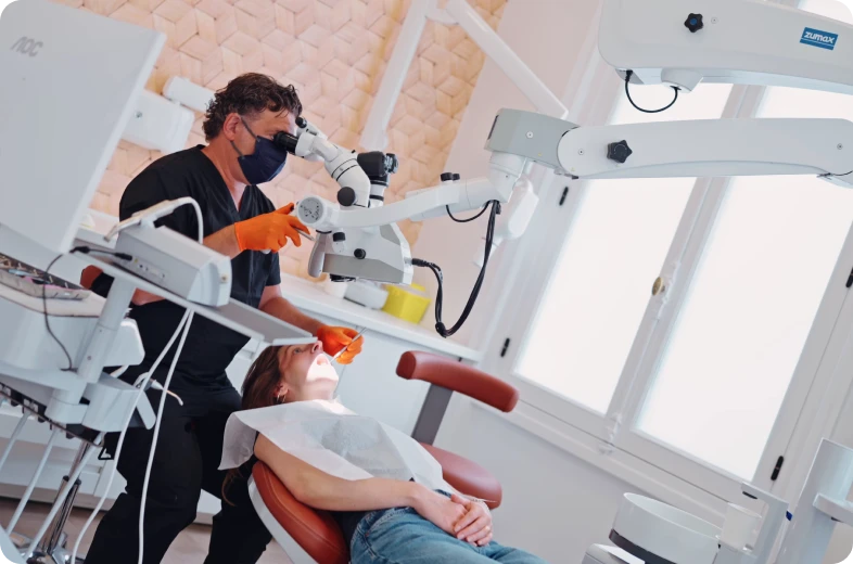 Soin endodontique réalisé par le Dr Boublil avec assistance dentaire à Paris