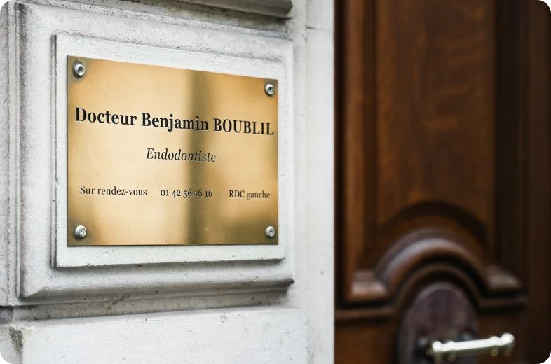 Plaque du cabinet du Dr Benjamin Boublil, endodontiste à Paris 16